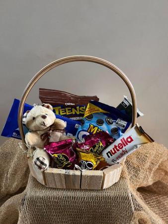 Cesta com mini urso com chocolate